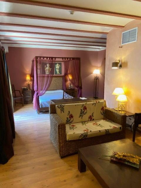 Suite con cama con dosel hotel en rentabilidad Tarazona