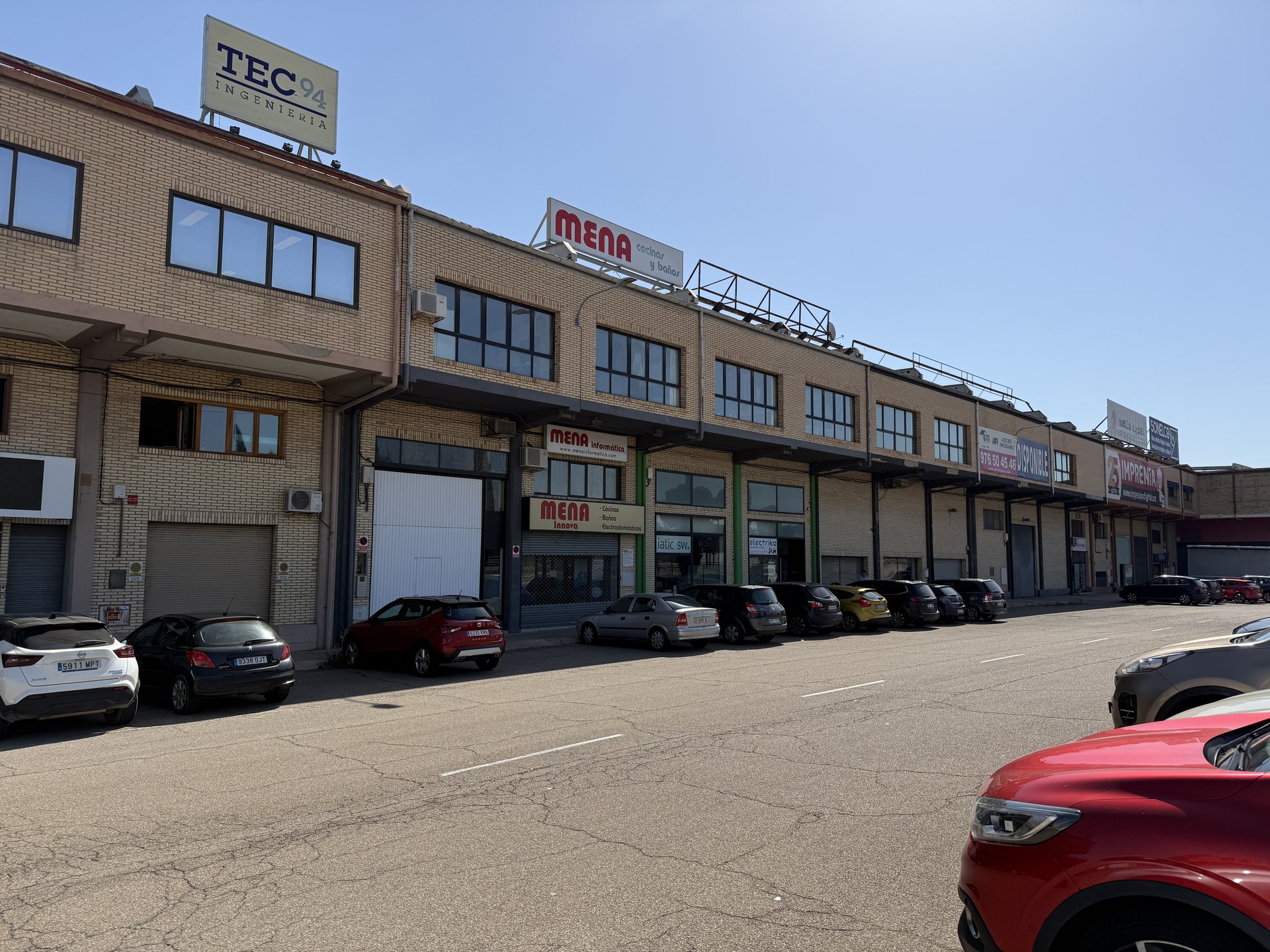 Fachada principal nave de oficinas polígono El Portazgo Zaragoza