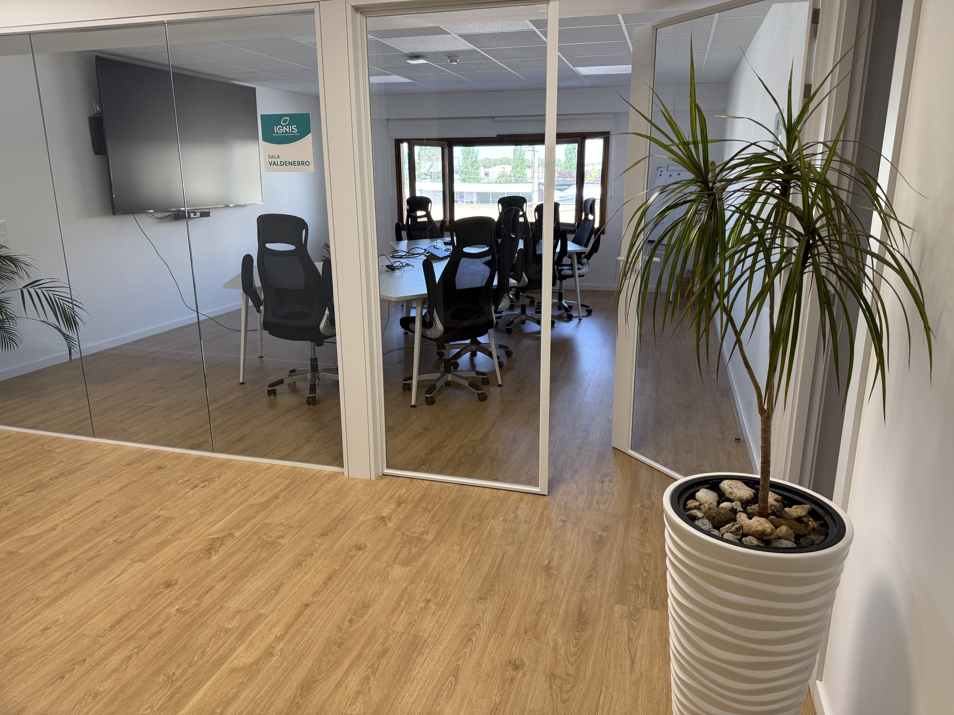 Interior de oficinas renovado nave El Portazgo Zaragoza